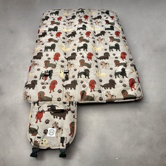 Picnic/Settle/Travel Mat Size M - 'Hot Dog'
